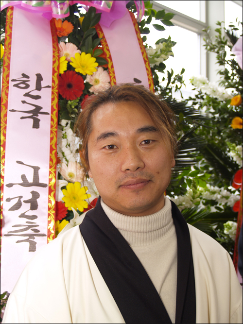 강태춘(39세, 전통미술공예과 졸업) 씨. 영문학을 전공하고 직장생활을 하다가 분청사기에 심취해 체계적인 연구를 하려고 이 학교에 들어왔다고 한다. 